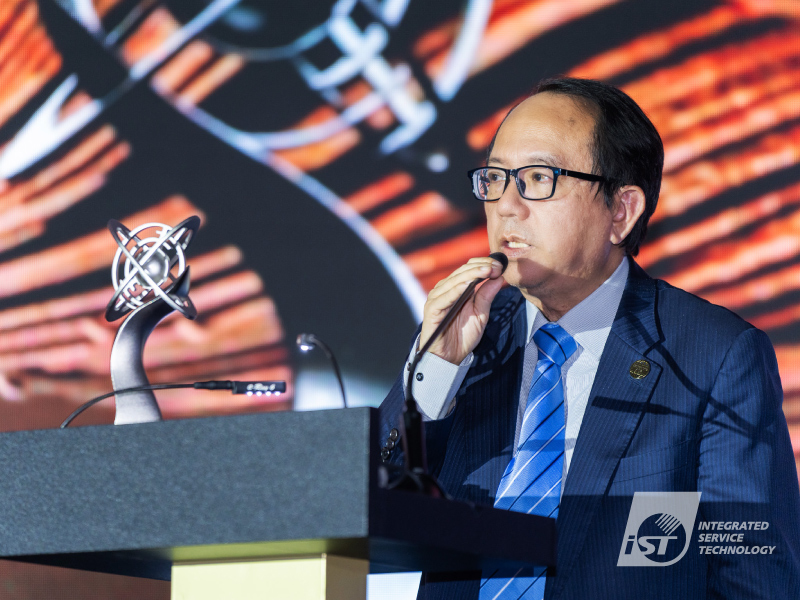 宜特科技董事长荣获2024年《安永企业家奖》 颁奖人颁发给余董颁奖杯
