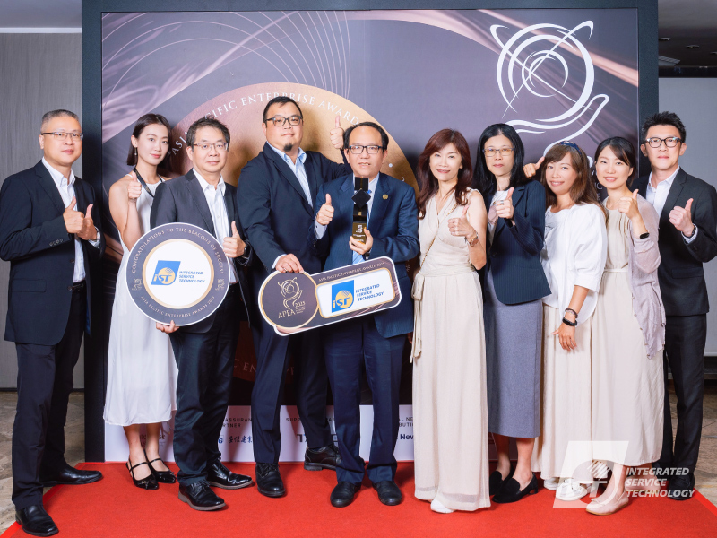 宜特科技董事长荣获安永企业家奖与各位主管们合影