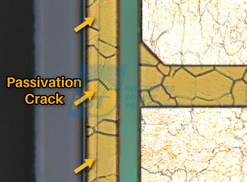 破坏性失效分析DPA 某车用 IC 客户在进行可靠性测试后，ATE 显示全数通过。但宜特工程团队透过 DPA 的 Phase 1 破坏性分析发现，部分样品的 Passivation（护层）已出现微小裂纹。进一步透过横截面观察，确认裂纹已延伸至金属层边缘。 这说明了仅有电性测试却无 DPA 拦截的状态下，这批货一旦装上车，数个月后可能将引发大规模客诉甚至灾难性的性命伤害疑虑。